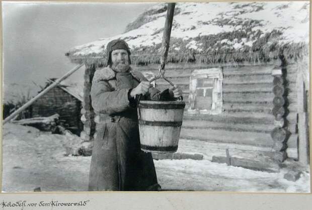 Советский крестьянин у колодца. Советский крестьянин у колодца.