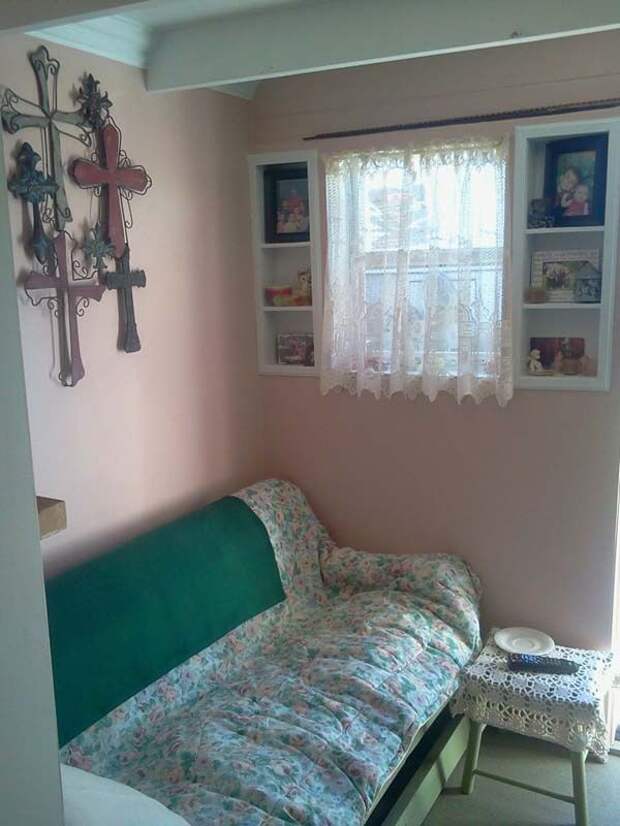 Бабушка обустроила годное двухэтажное жилье в сарае, когда отдала дочери и внукам дом