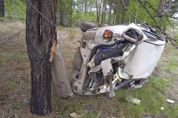 В Иркутской области водитель погиб, скатившись с насыпи и вылетев из салона