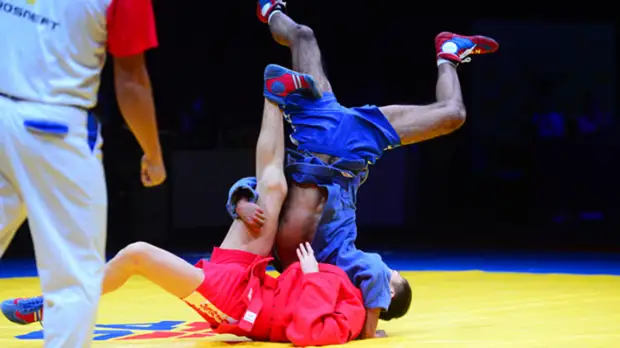 Сборная России по самбо упрочила лидерство на молодёжном ЧМ в Салониках