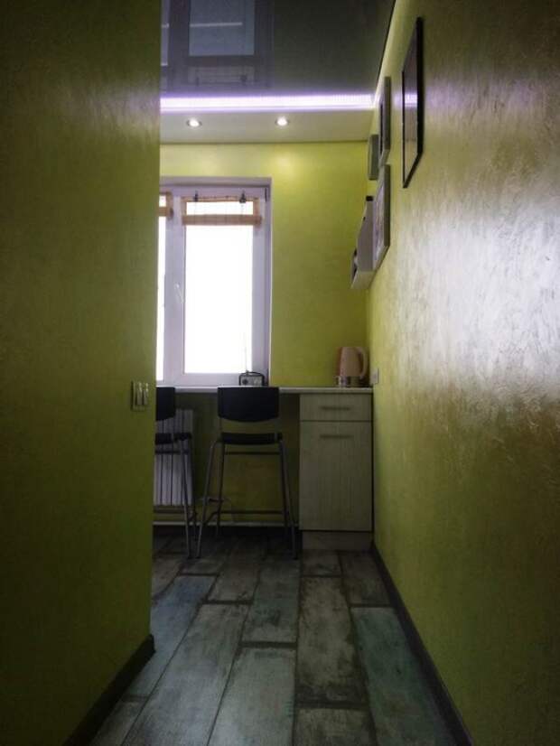 Если смотреть из такого ракурса, кухня кажется даже просторной. | Фото: kvartira.mirtesen.ru.
