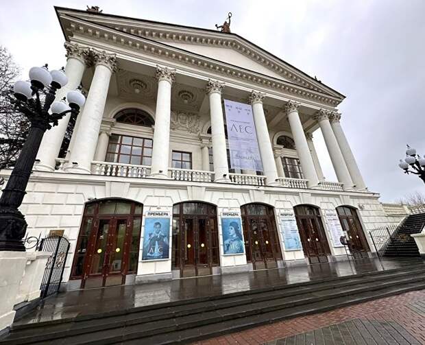 В «Лесу» предрассудков и лицемерия: театр в Севастополе зовёт на первую премьеру зимы