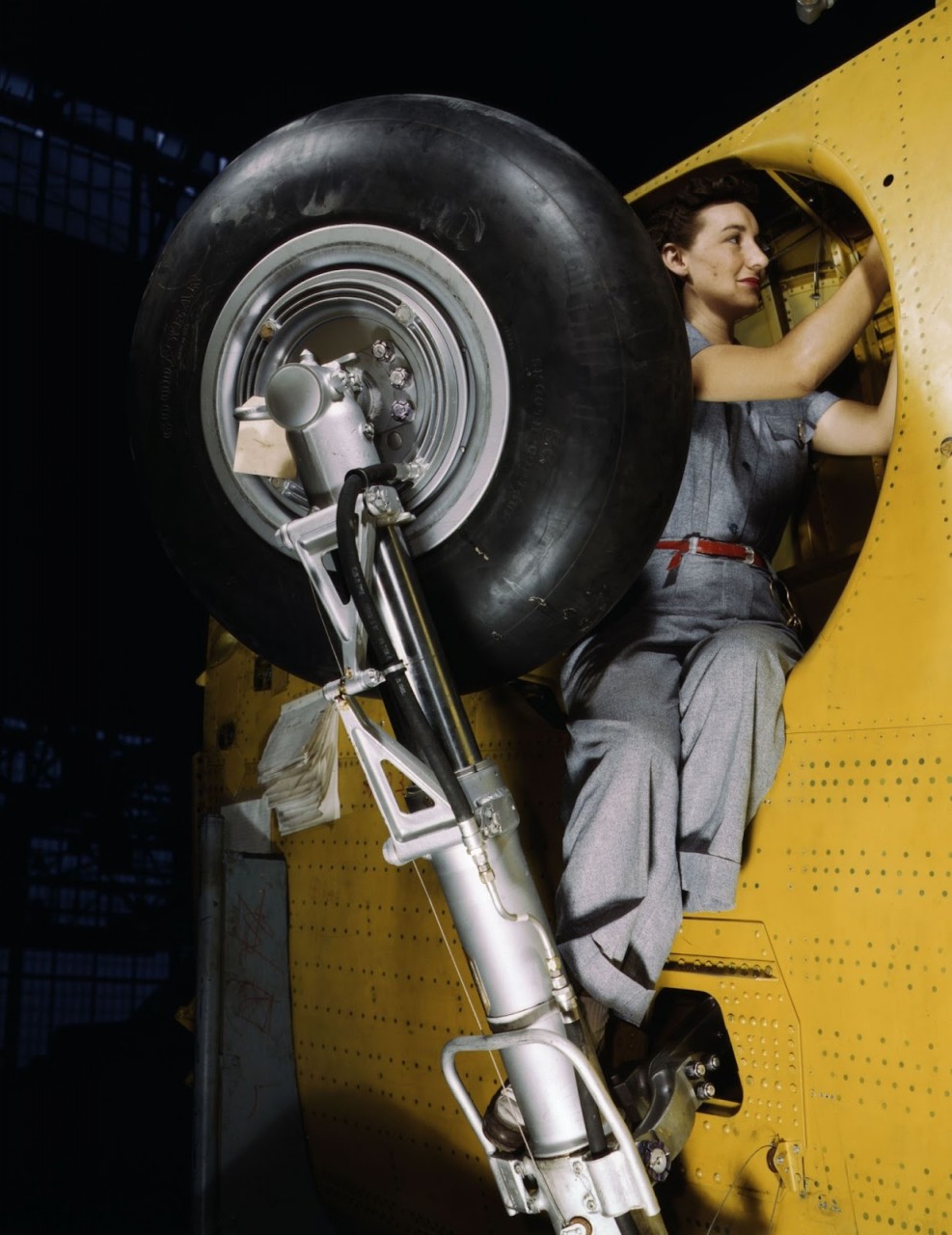 Alfred Palmer - Woman Working on a Bomber&apos;s Wheel Well, 1943