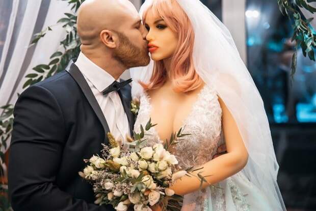 Мужчина из Казахстана с третьей попытки, но все же женился на секс-кукле
