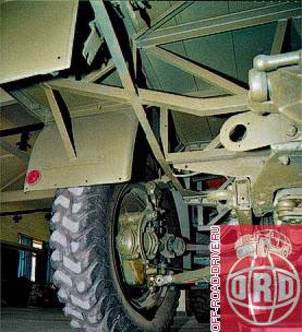 Автомобиль имел полный привод, четыре управляемых колеса и полностью независимую подвеску с нижними поперечными рычагами и верхней поперечной рессорой.