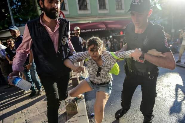 Полиция Стамбула разогнала гей-парад беспорядки демонстрация, гей парад, лгбт, несанкционированная демонстрация, полиция, разгон демонстрации, стамбул, турция