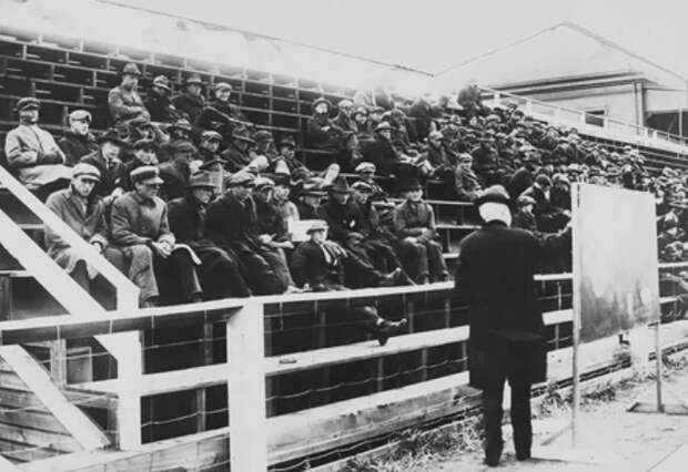 Класс физики, Университет Монтаны, штат Миссула, 1919 год. Во время эпидемии гриппа занятия проводились на открытом воздухе