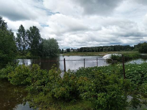 Вышедшая из берегов река затопила город в Тверской области