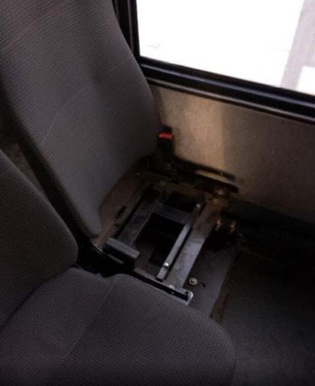 В макеевской маршрутке №6 кто-то украл пассажирское сиденье