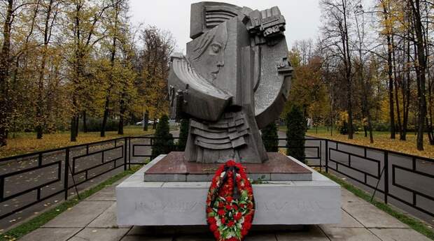 Памятник всем погибшим на стадионах мира, который установили на территории спорткомплекса «Лужники» спустя десять лет после трагедии СССР, интересное, катастрофы, сми, советский союз, трагедии