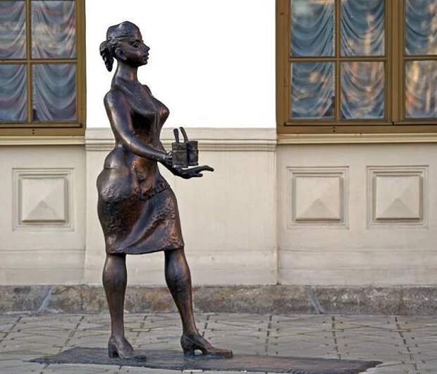 Проводница с граненым стаканом - скульптура в Екатеринбурге 