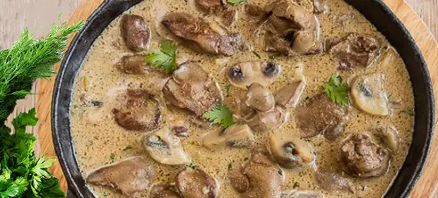 куриная печень с шампиньонами в сметане