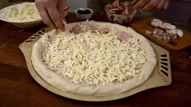 Пицца с сырным бортом Кулинария, Еда, Пицца, Наготовке, Видео рецепт, Сыр, Рецепт, Видео, Длиннопост