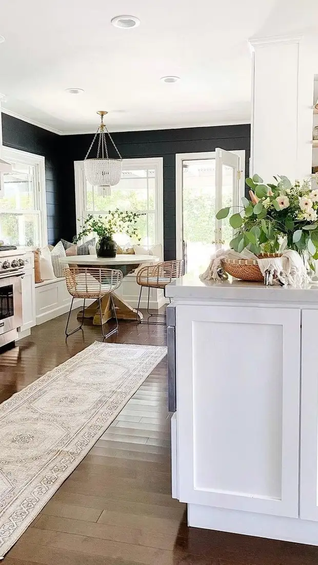 Привет из прошлого? 6 интерьеров со стильными кухонными уголками