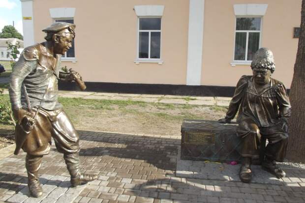 56 памятник героям фильма «Свадьба в Малиновке» под Харьковом