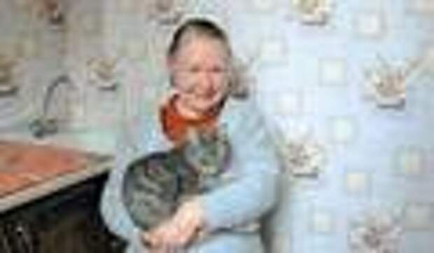 Русская бабушка Зина со своим котом 