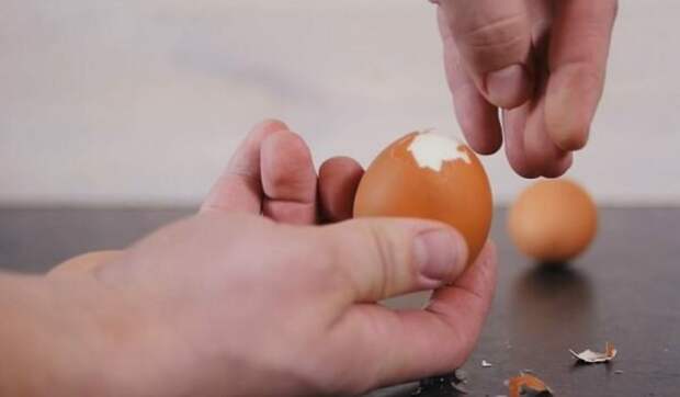Яйца почистите, отделите белки от желтков, морковь почистите, укроп обсушите на бумажном полотенце.