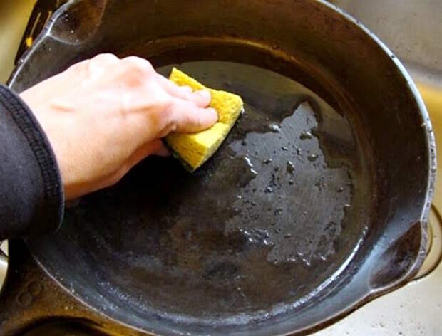 Как очистить сковороду без использования «химии»