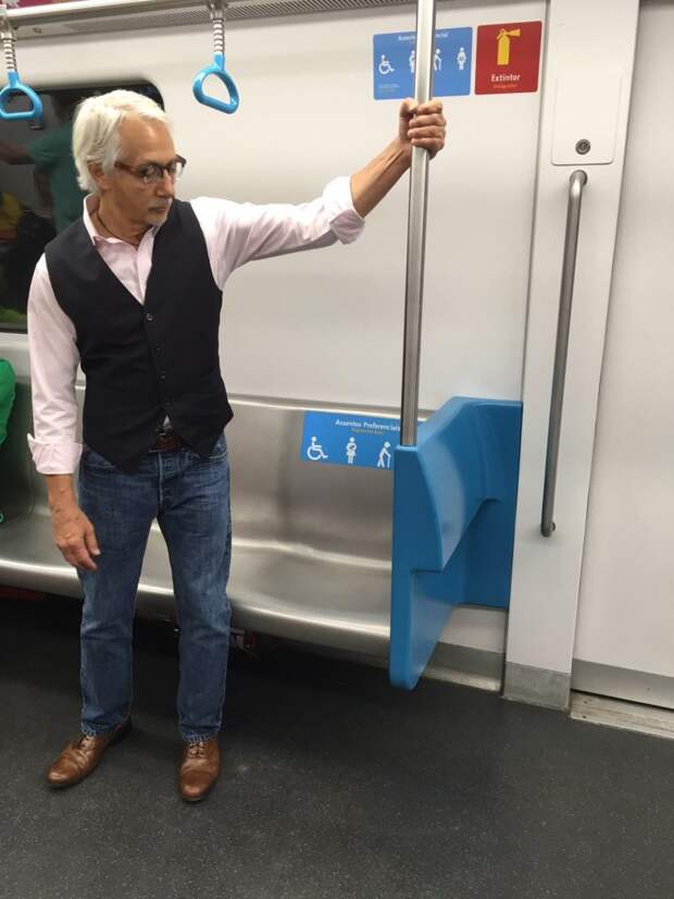 Седого мужичка в метро спросили, почему он не садится на место для пожилых