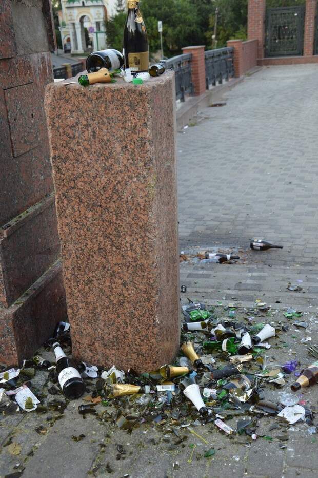 Брачующиеся сами не против замусорить свой же город