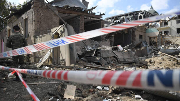 В Гяндже ракетой полностью разрушило многоквартирный жилой дом. Девять человек погибло, более 30 ранено