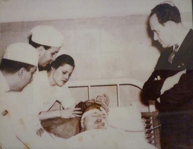 Лев Троцкий в больнице г. Мехико после покушения, август 1940 года история, события, фото