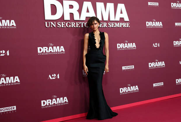 Зендея в платье с декольте до пупка появилась на премьере фильма