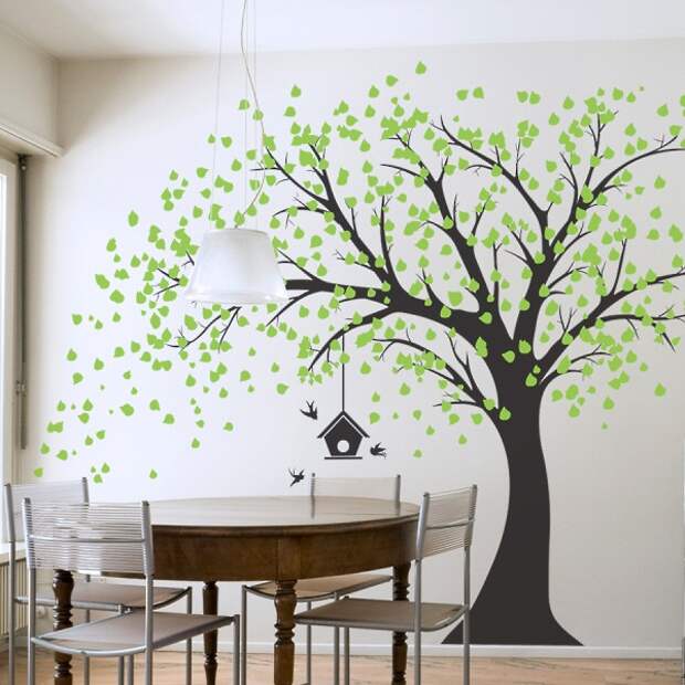 Изображение дерева на стене в интерьере 
