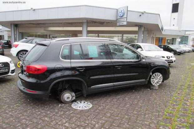 В Германии воры «разбули» машины из автосалона