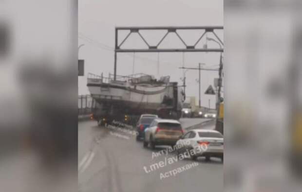 Большегруз нагло объехал по встречке рамку на астраханском мосту