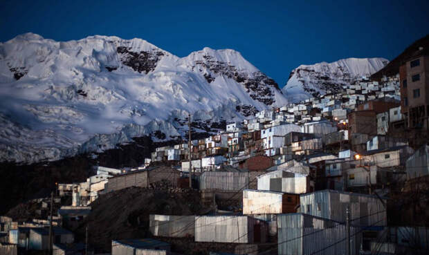 Поселок был построен на умопомрачительной высоте в несколько километров и лежит в тени Bella Durmiente — ледника «Спящая красавица». 