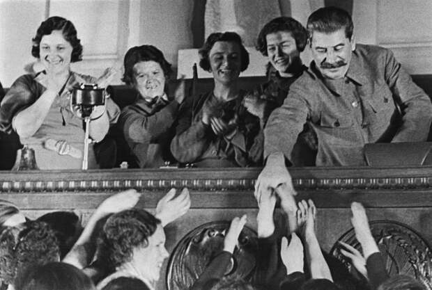И.В. Сталин приветствует участниц совещания жен командиров РККА. Москва, сентябрь 1936 года. / РИА Новости И.В. Сталин приветствует участниц совещания жен командиров РККА. Москва, сентябрь 1936 года. / РИА Новости
