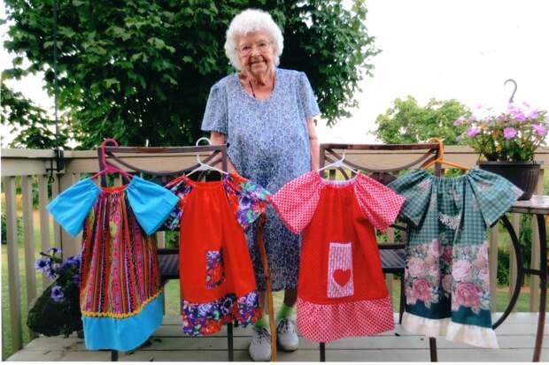 100-летняя женщина сшила более 1000 платьев для девочек из Африки