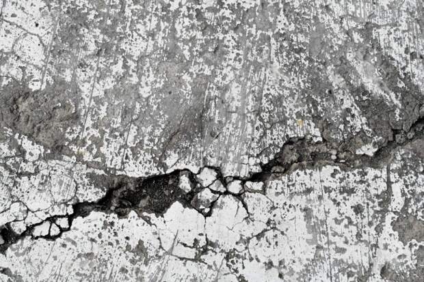 Как правильно заделать трещины в бетоне: советы от строителя