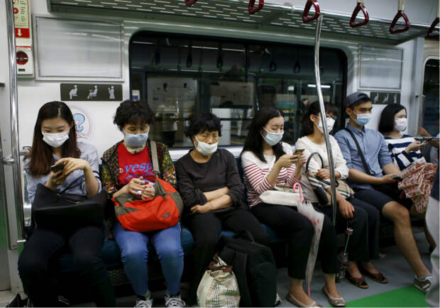 Люди в масках. | Фото: Time Magazine.