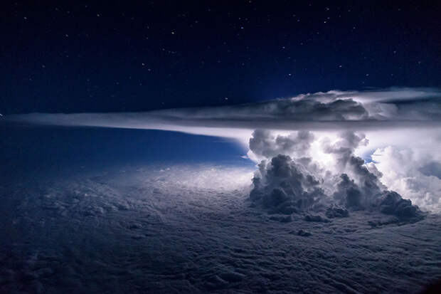 Под крылом самолета: тучи, бури, грозы на ошеломляющих снимках пилота
