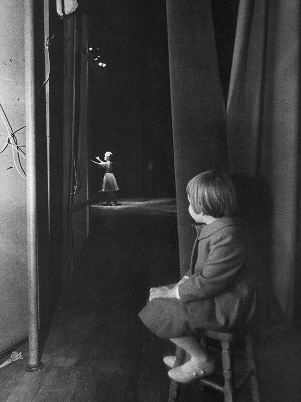 14. Маленькая Кэрри Фишер смотрит на свою маму Дебби Рейнольдс, выступающую на сцене, 1963 г. архивные фотографии, лучшие фото, ретрофото, черно-белые снимки