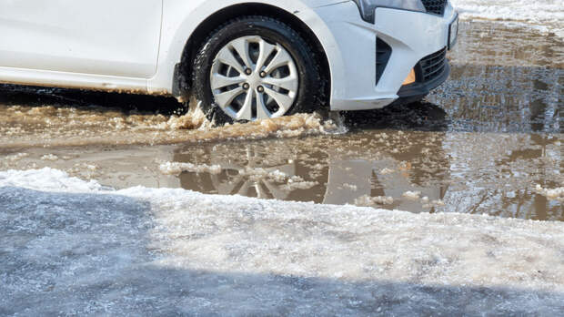 Автоэксперт: нужно готовиться поездкам по глубоким лужам весной