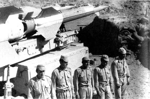 Расчет пусковой установки советского зенитно-ракетного комплекса С-75 на позиции в Египте