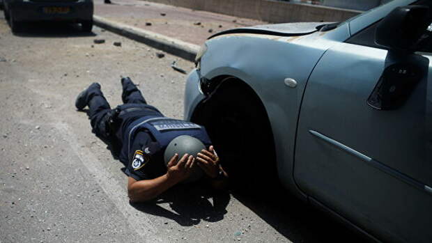 Израильский полицейский во время сирены в Ашкелон 
