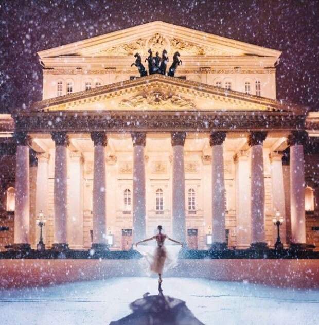 Дариан в образе хрупкой балерины среди снежинок и огней московского Большого театра, Россия.