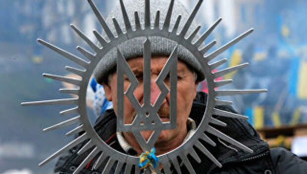 Мужчина с гербом Украины в Киеве. Архивное фото