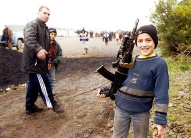 Чеченский мальчик с автоматом в лагере для беженцев. Ингушетия, ноябрь 1999 года. история, события, фото