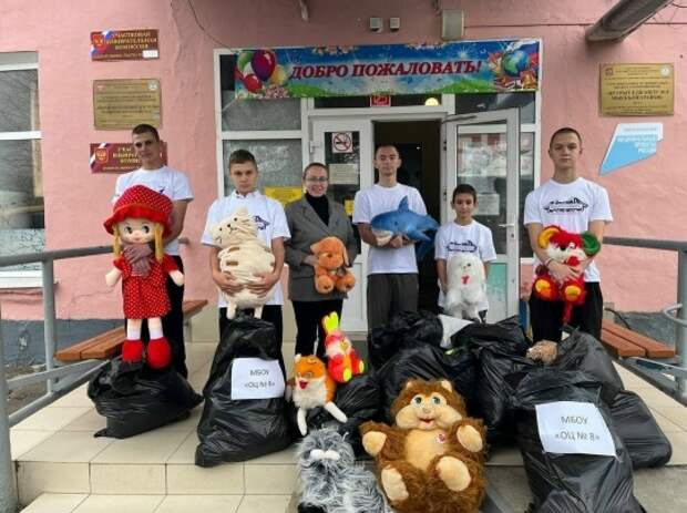 Активисты передали игрушки Союзу женщин Адыгеи