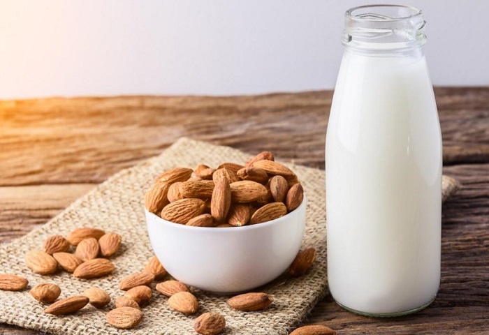 Миндальное молоко быстро усваивается. / Фото: veganfirst.com