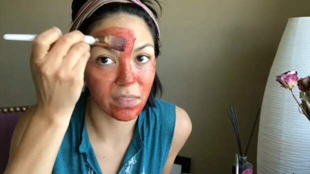 Нежная и шелковистая: девушка делает маски из менструальной крови