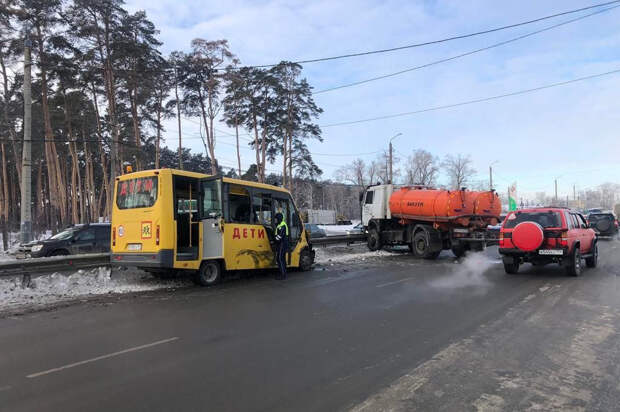 В Челябинске школьный автобус врезался в грузовик