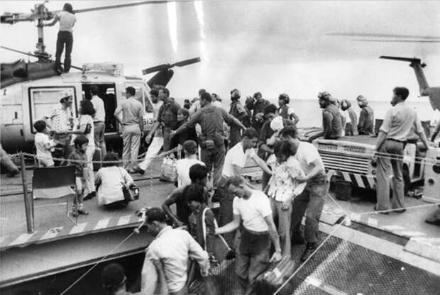 Беженцы прибывают на вертолете. 7 мая 1975
