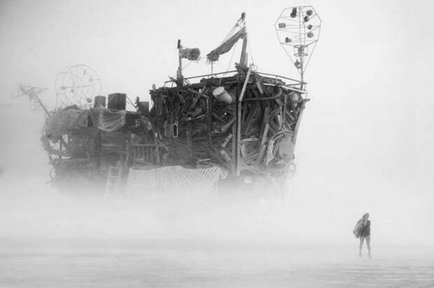 Изумительные фото с фестиваля Burning Man, мистического шоу огня посреди мёртвой пустыни Изумительные фото с фестиваля Burning Man, мистического шоу огня посреди мёртвой пустыни