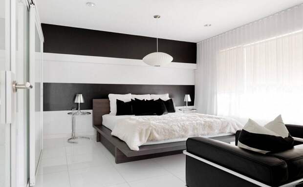 Черно-белый интерьер спальной, что станет находкой и особенностью декорирования комнаты такого плана.
